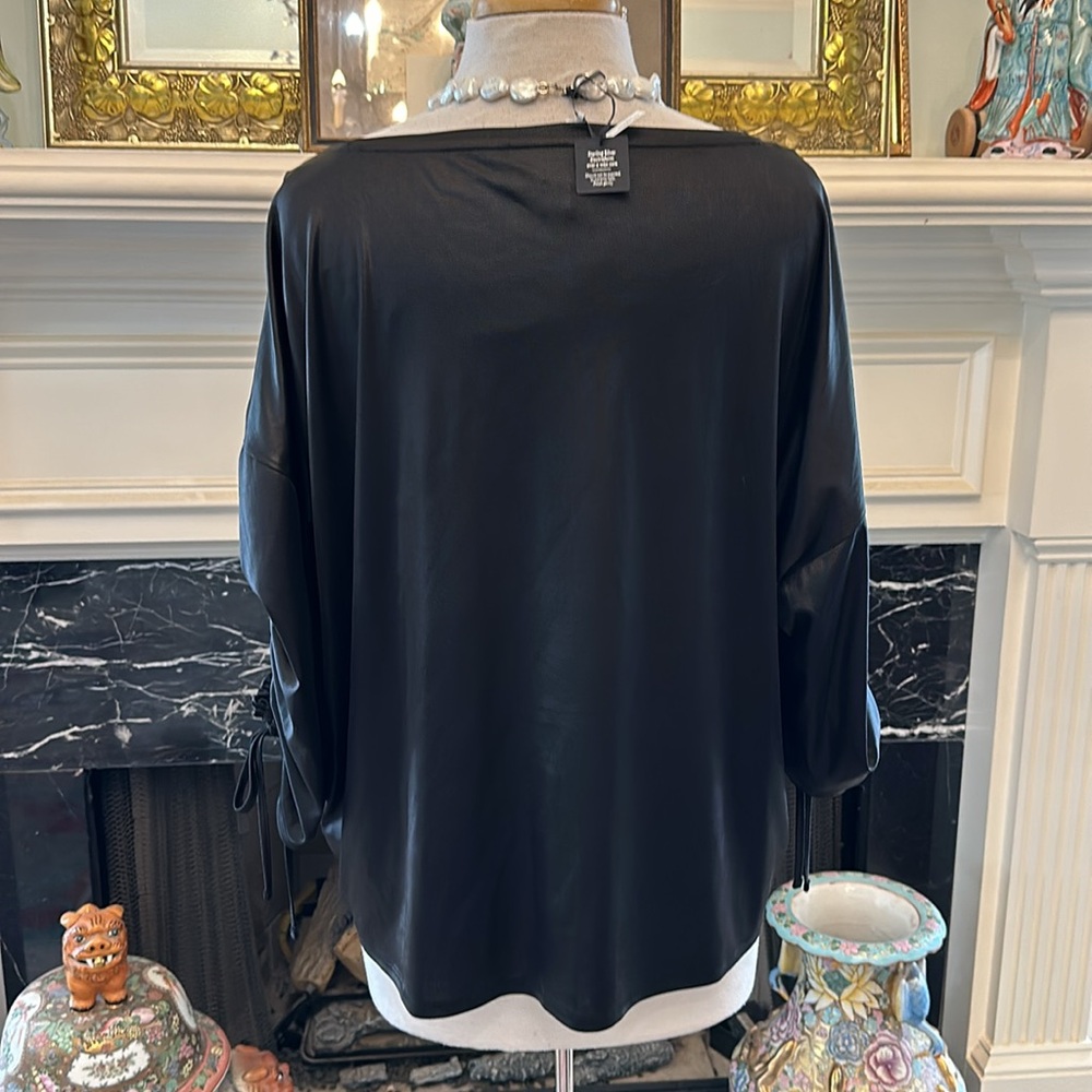 Classic Jennifer Lopez black top with gathered sleeve accent - Picture 3 of 4
